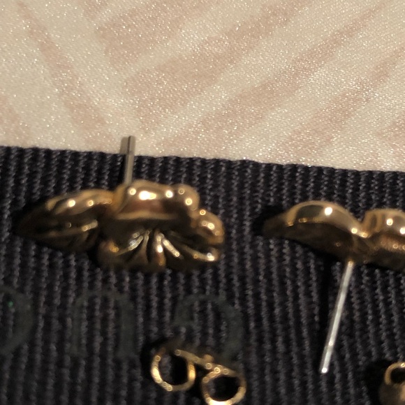 Vintage Avon NWOT Art Nouveau stud flower pierced earrings - - Picture 4 of 6